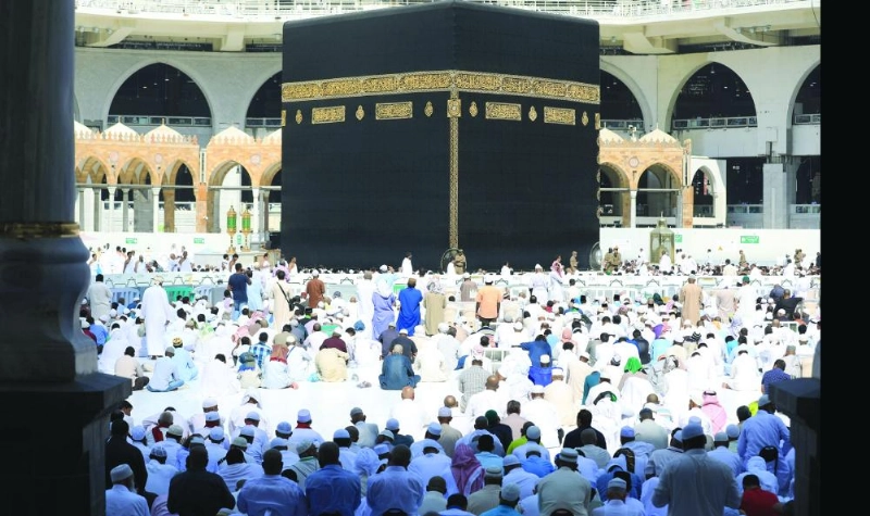 مصلون في الحرم المكي أمس