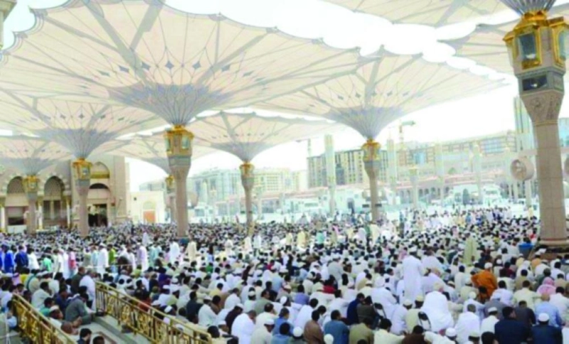 مصلون في ساحات المسجد النبوي (واس)