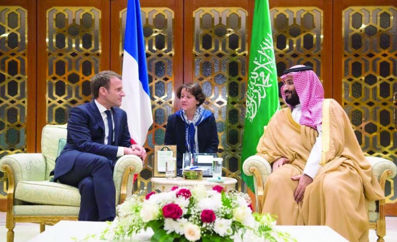 الأمير محمد بن سلمان مستقبلا إيمانويل ماكرون في الرياض أمس الأول (واس)
