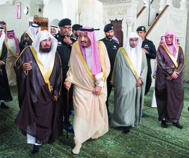 خادم الحرمين خلال زيارته مسجد قباء وأدائه تحية المسجد أمس الأول (واس)