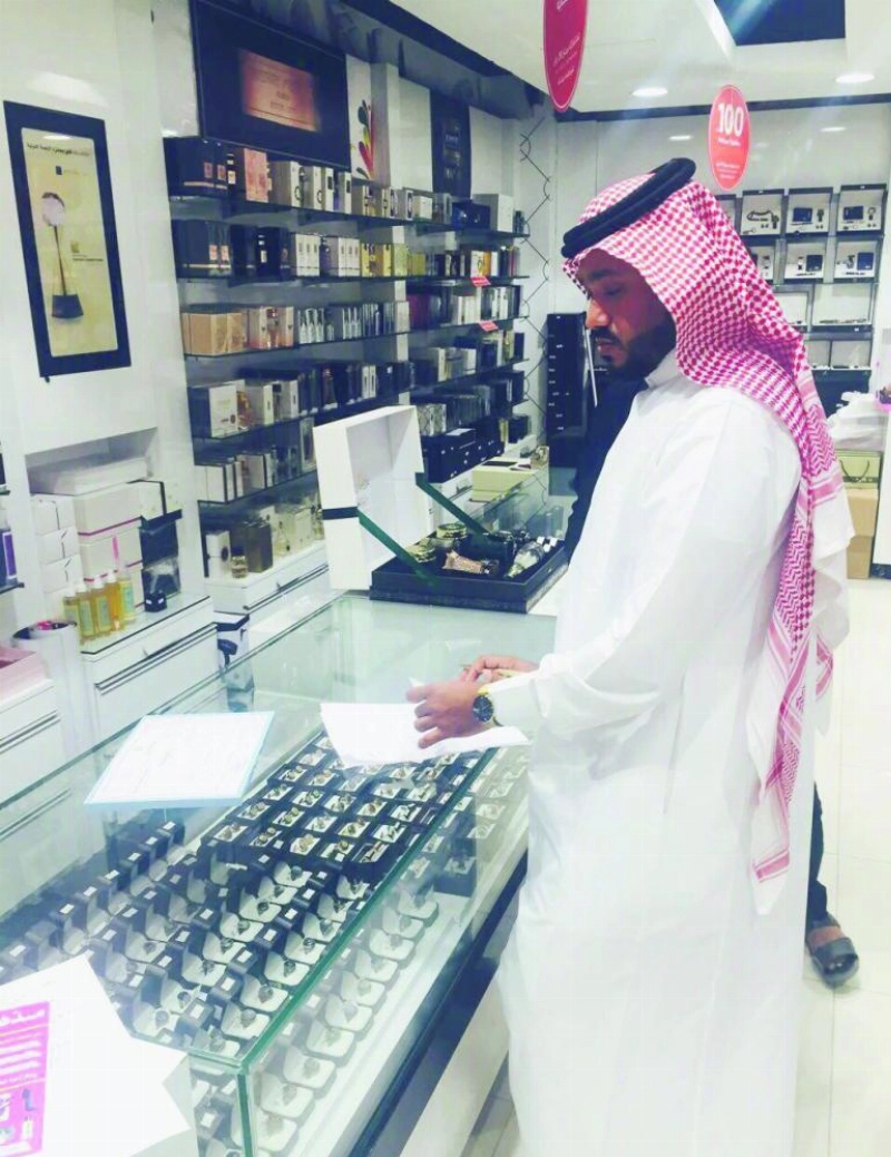 من جولة الفرع على محلات مكة (واس)