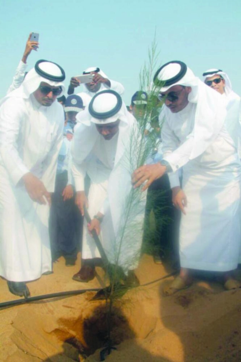 المشاركون في زراعة أول نبتة (مكة)