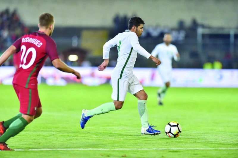 يحيى الشهري في محاولة لبدء هجمة للأخضر (الاتحاد السعودي)