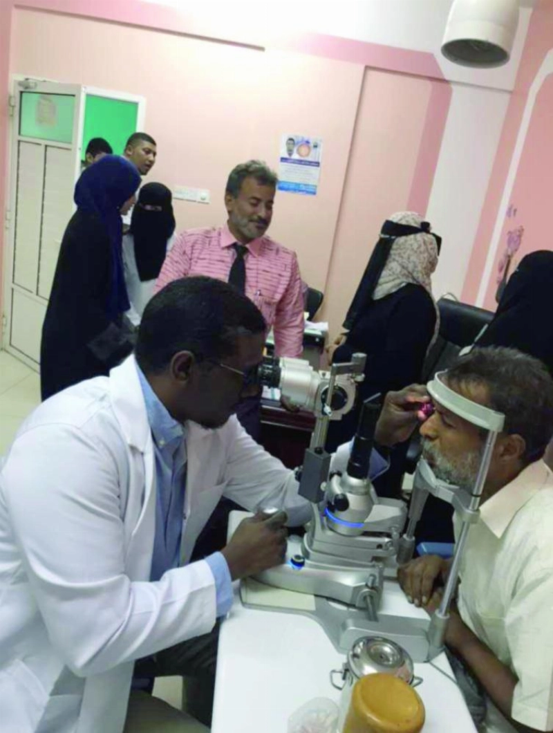 يمنيون يتلقون العلاج في مستشفى مكة ويتلقون المساعدات من المركز (واس)
