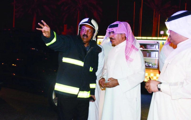 راشد آل خليفة في موقع الحريق (بنا)
