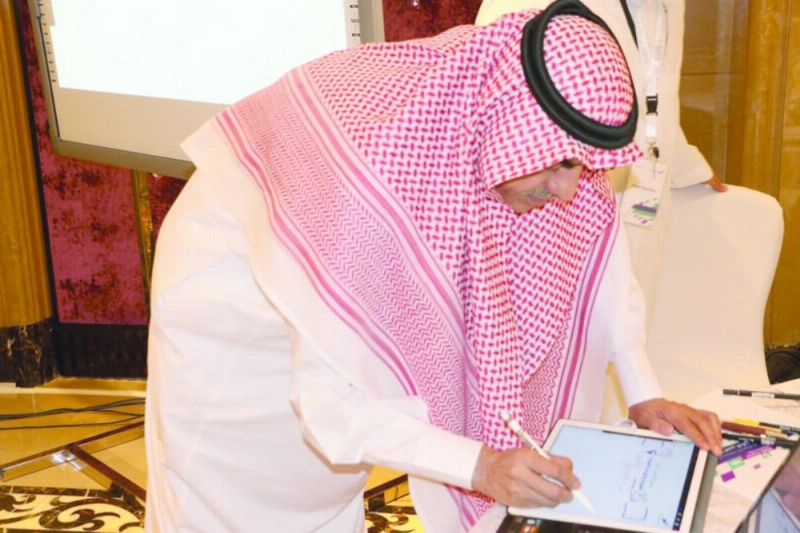 عبداللطيف آل الشيخ خلال تدشينه هوية المدن الذكية (تويتر وزارة الشؤون البلدية)