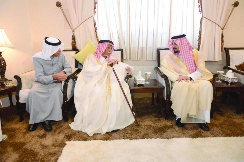 فيصل بن خالد خلال تقديمه العزاء لأسرة بن حميد (واس)