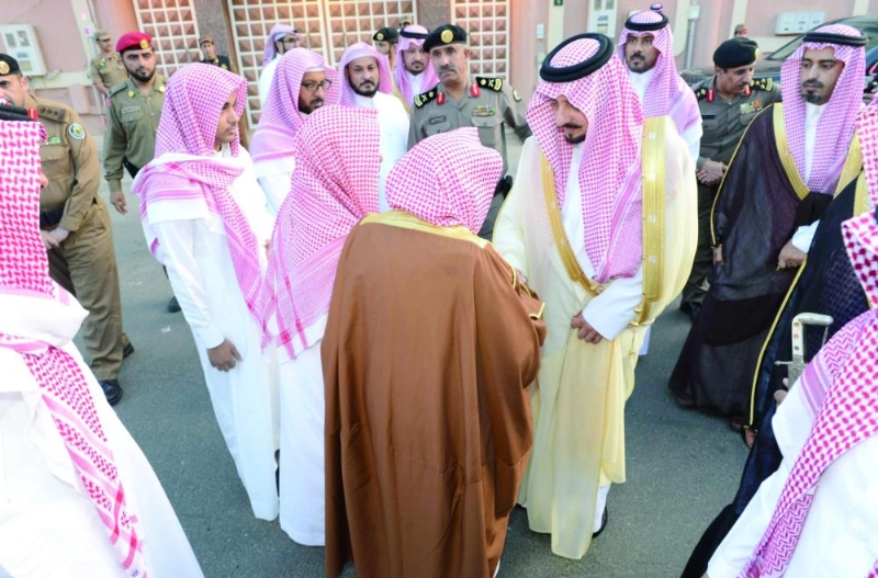(واس) فيصل بن خالد خلال تقديمه العزاء لأسرة الحدادي