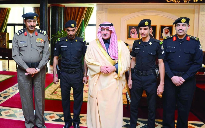 فهد بن سلطان خلال تكريمه سامي الشامان وعمر العطوي (واس)
