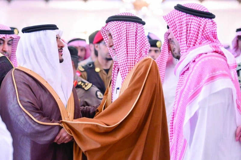 محمد بن عبدالرحمن معزيا أسرة الشهيد سعد الكثيري اليوم (واس)