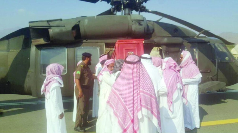 مسؤولون بالعرضيات لدى استقبال جثمان الشهيد شنيف القرني (واس)