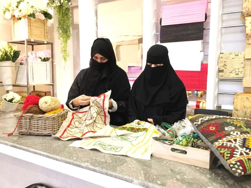 فن النسيج بيد فتيات الأحساء (مكة)
