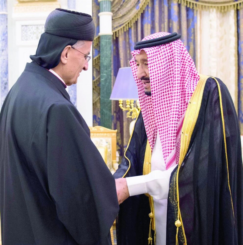 الملك سلمان مصافحا البطريرك بشارة الراعي (واس)