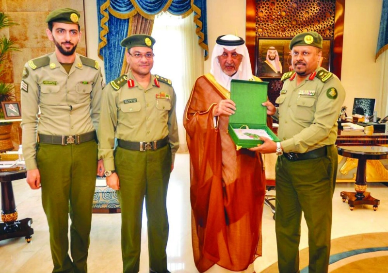 خالد الفيصل متسلما التقرير (واس)