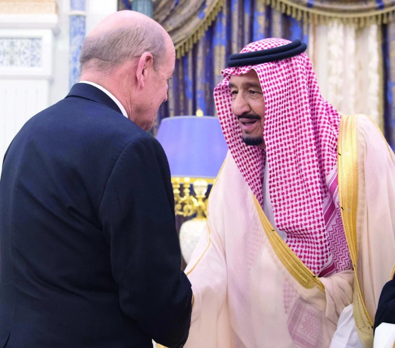 خادم الحرمين الشريفين خلال استقباله زير الخارجية الفرنسي جان إيف لودريان في الرياض أمس (واس)