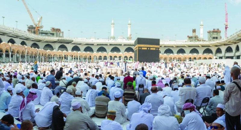 من صلاة الجمعة في المسجد الحرام بمكة أمس (واس)
