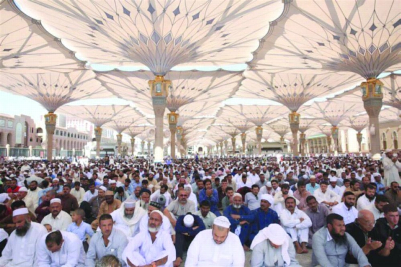 مصلون يستمعون لخطبة الجمعة في المسجد النبوي (مكة)
