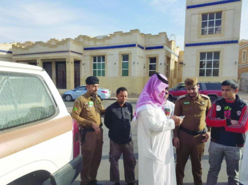 من الحملة الميدانية في تبوك لتعقب المخالفين (واس)