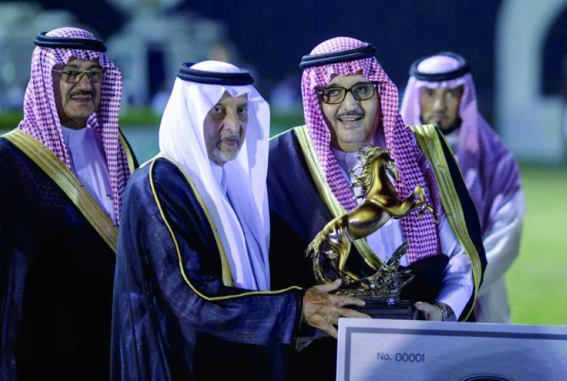 خالد الفيصل مسلما عبدالعزيز بن أحمد جائزة المربط القدوة (واس)