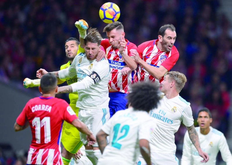 جانب من مواجهة ريال مدريد وأتلتيكو مدريد (د ب أ)