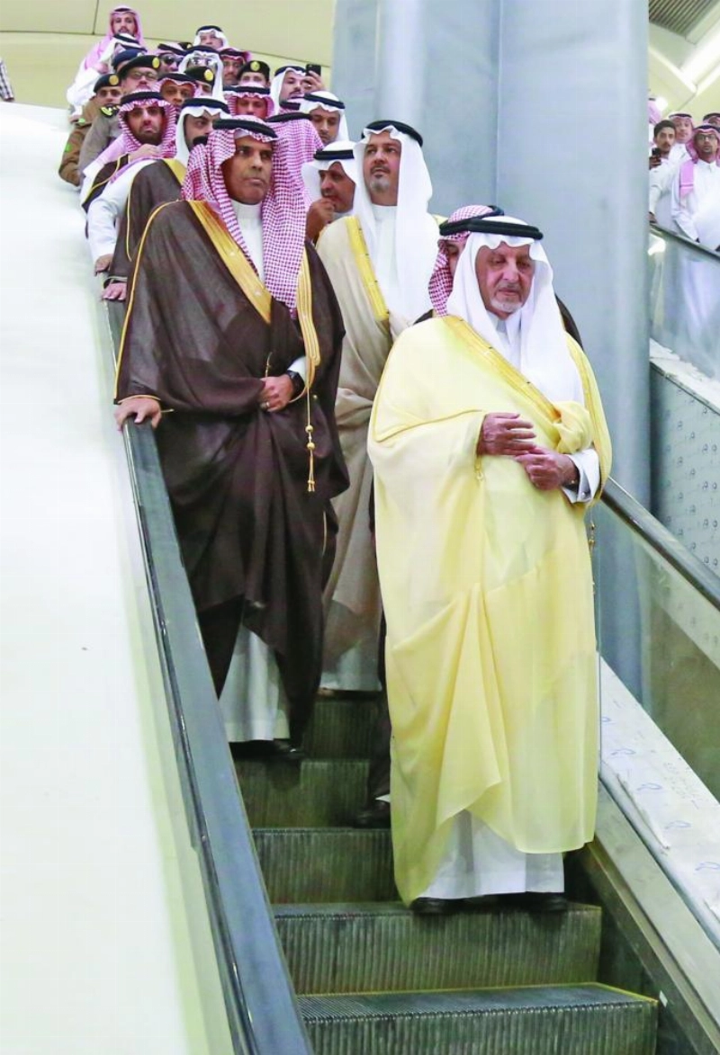 خالد الفيصل أثناء جولته في محطة الرصيفة (ياسر بخش)