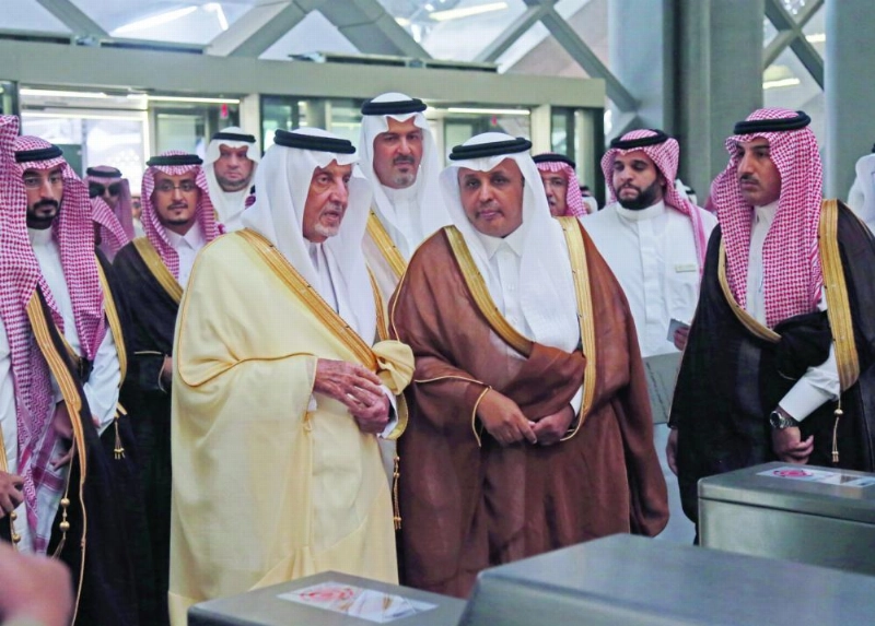 خالد الفيصل أثناء جولته في محطة الرصيفة (ياسر بخش)