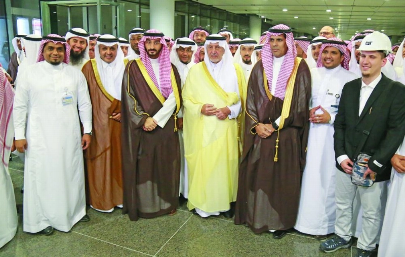خالد الفيصل أثناء جولته في محطة الرصيفة ورحلته في القطار