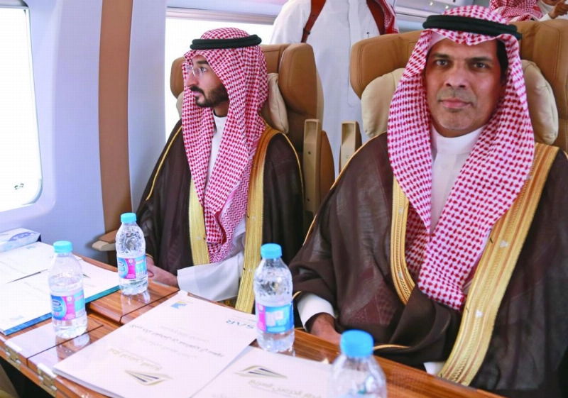 عبدالله بن بندر أثناء الرحلة في قطار الحرمين (ياسر بخش)