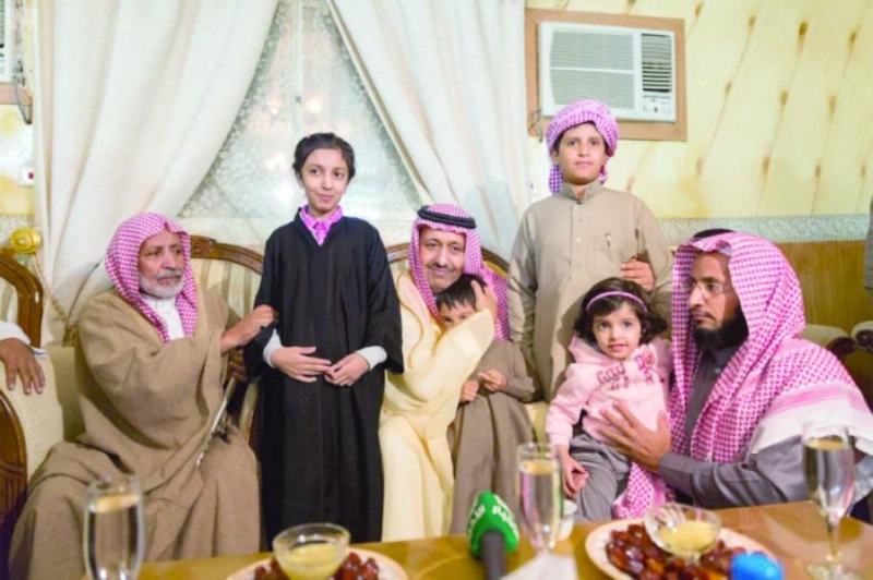 حسام بن سعود معزيا أسرة الشهيد الغامدي (واس)
