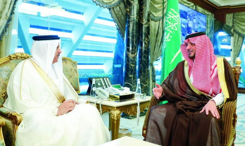 عبدالعزيز بن سعود لدى استقباله عبداللطيف الزياني (واس)