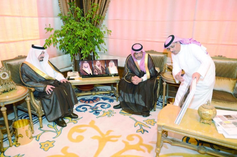 فيصل بن خالد خلال استقباله عبدالحكيم التميمي (واس)
