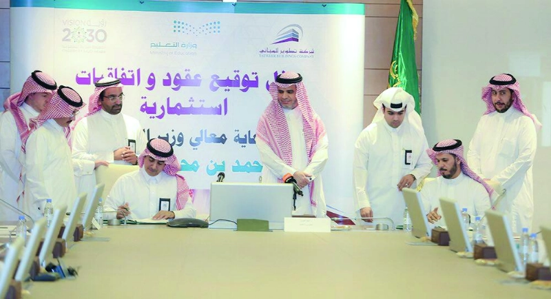 من توقيع العقود في الرياض أمس (مكة)