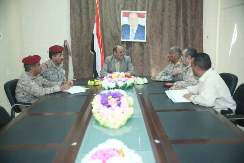 نائب الرئيس اليمني علي الأحمر في لقاء مع هيئة الأركان بمأرب (سبأ نت)