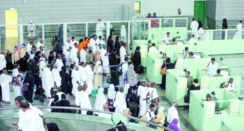 معتمرون في مطار جدة (مكة)