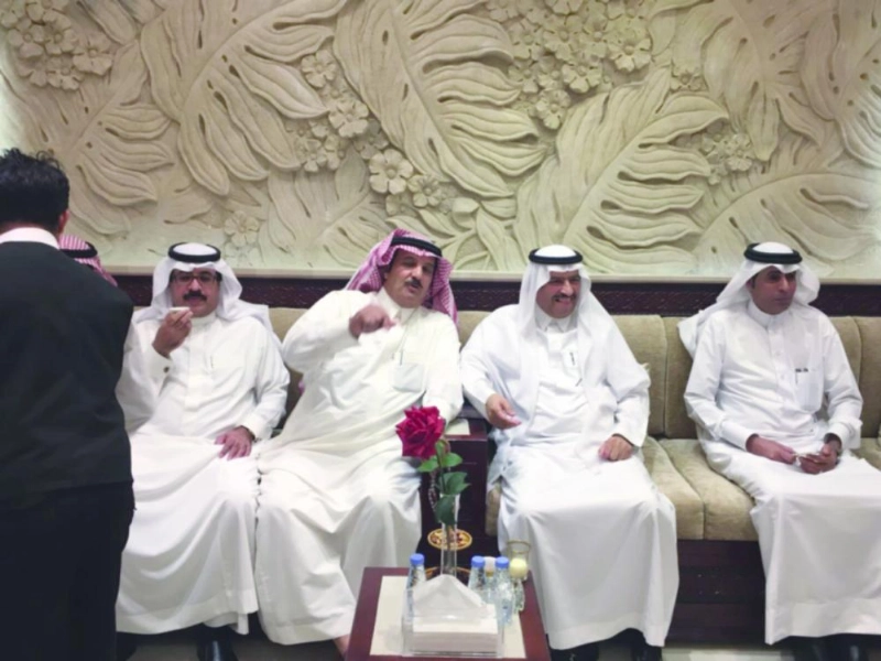 العطيشان متحدثا في اللقاء وإلى يساره المقبل (مكة)