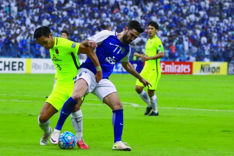 Al-Hilal's Omar Khribin (R) and Urawa Red Diamond's Tomoaki Makino battle for the ball during the 1st leg of the AFC Champions League final at King Fahd International Stadium in Riyadh, Saudi Arabia, 18 November 2017. Photo: ---/Saudi Press Agency/dpa