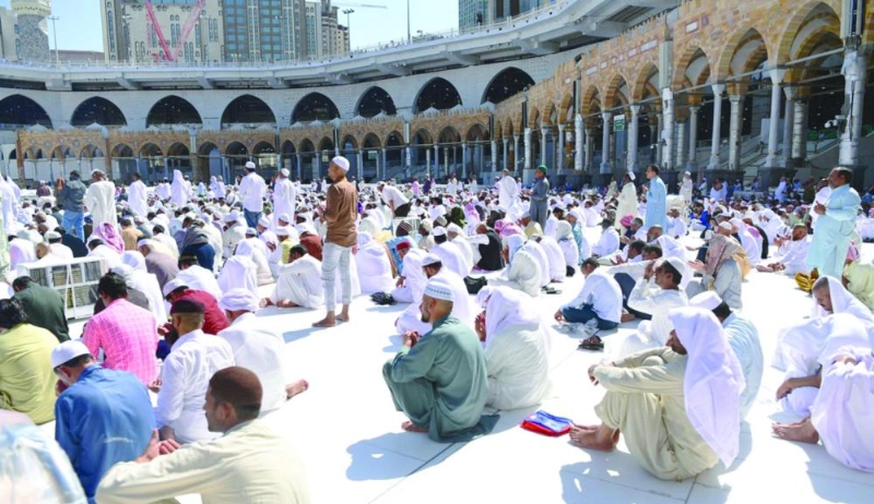 مصلون يستمعون لخطبة الجمعة بالحرم المكي أمس (واس)