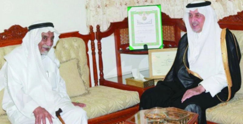 من زيارة خالد الفيصل لخفاجي بعد حصوله على وسام الملك عبدالعزيز (مكة)