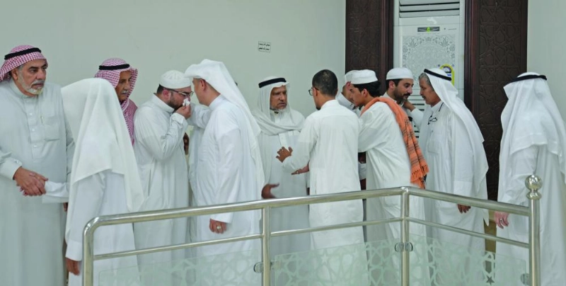 جانب من تشييع جثمان الفقيد في المسجد الحرام أمس (ياسر بخش)