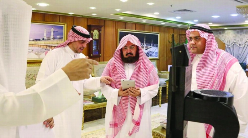 عبدالرحمن السديس مطلعا على آلية العمل (واس)
