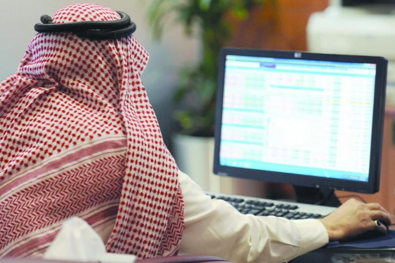مستثمر يتابع شاشة سوق الأسهم (مكة)