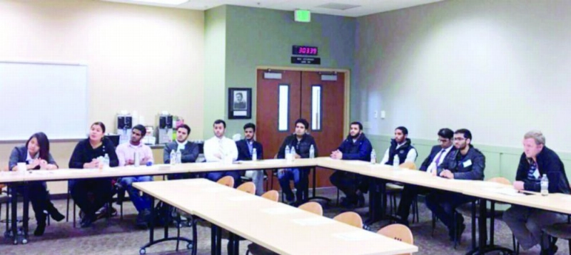 عدد من المبتعثين أثناء دورة تدريب (تويتر)