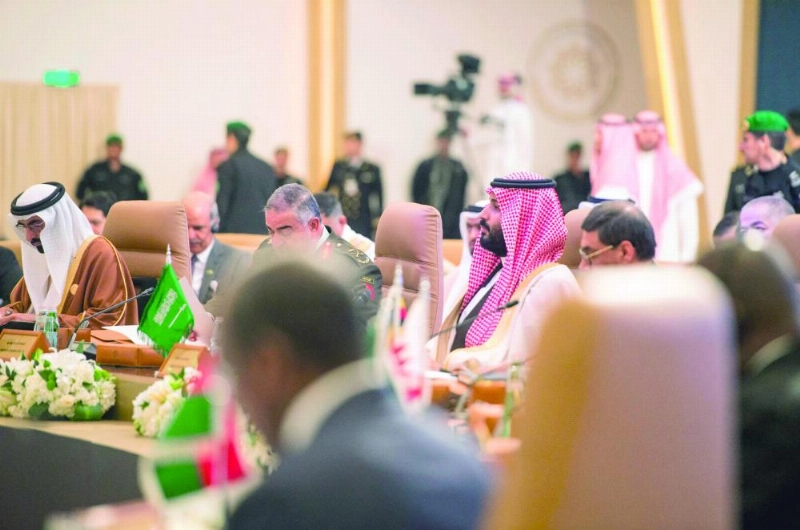 الأمير محمد بن سلمان لدى افتتاحه الاجتماع أمس (واس، رويترز)