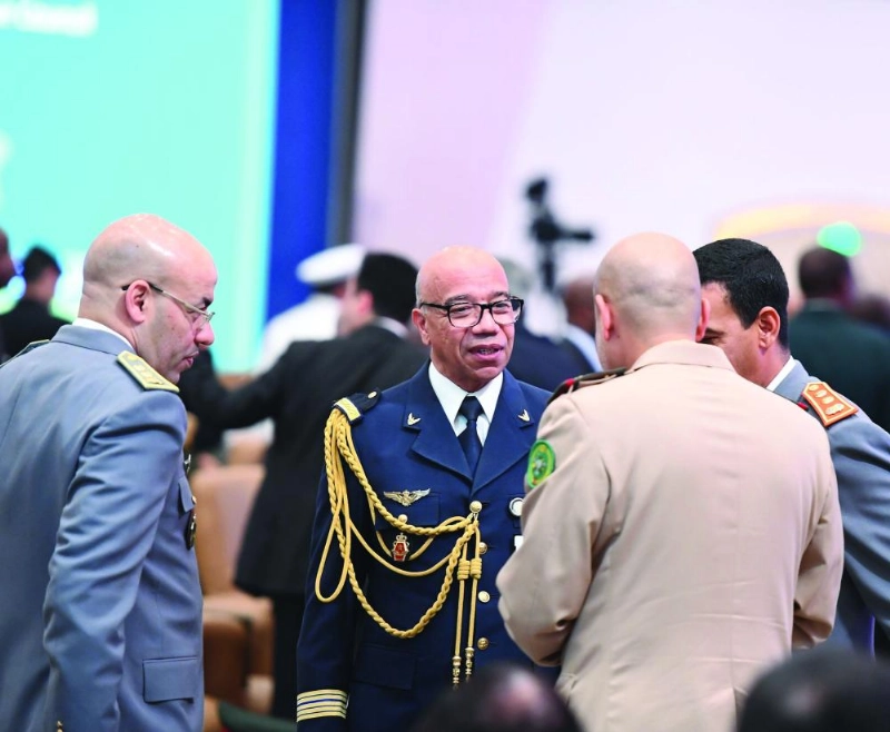 مشاركون خلال أحاديث جانبية