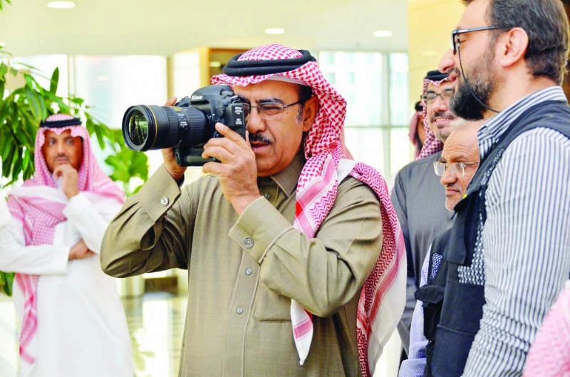 عبدالله الحسين خلال تدشينه الكاميرا (واس)