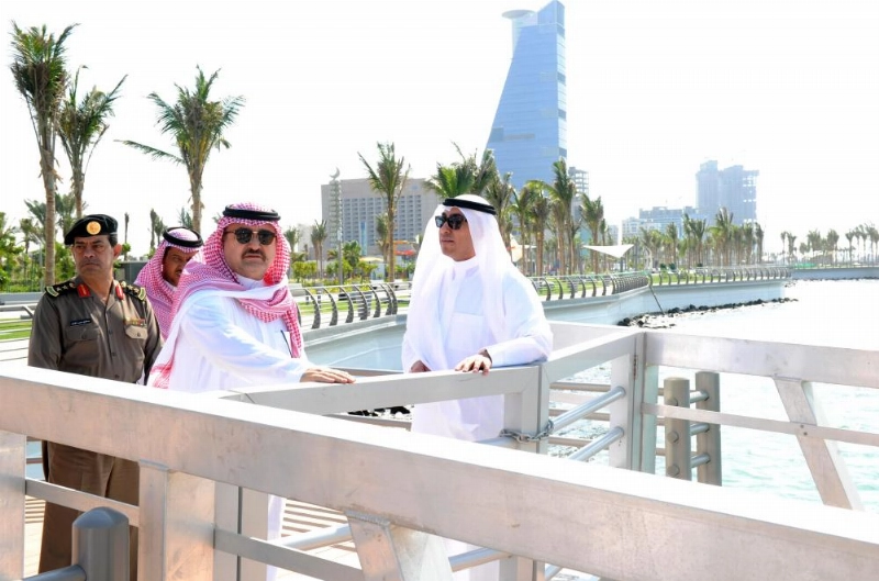 مشعل بن ماجد خلال جولته التفقدية للمشروع أمس يرافقه هاني أبوراس (واس)
