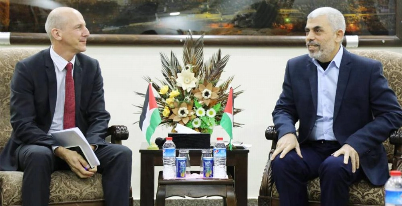 السنوار مع السفير (الوكالات)