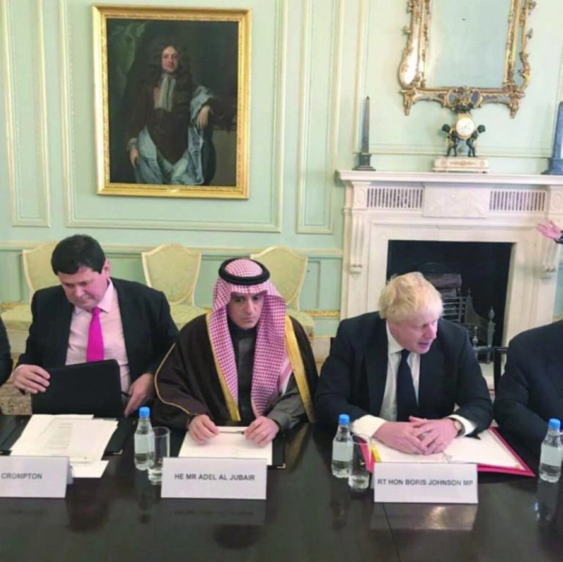 عادل الجبير وبوريس جونسون خلال اللقاء (واس)
