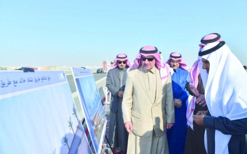 فهد بن سلطان متفقدا مشاريع الجسور (واس)