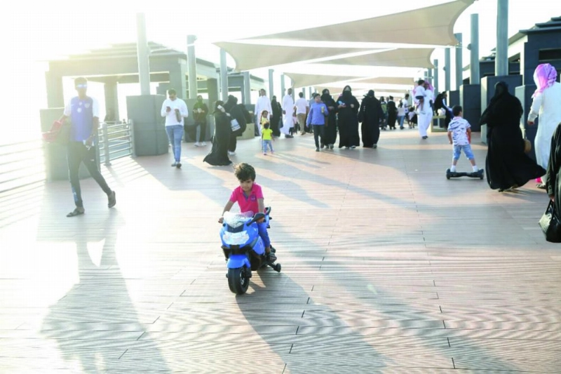 طفل يلهو بدراجة في الواجهة البحرية (محمد يحيى)